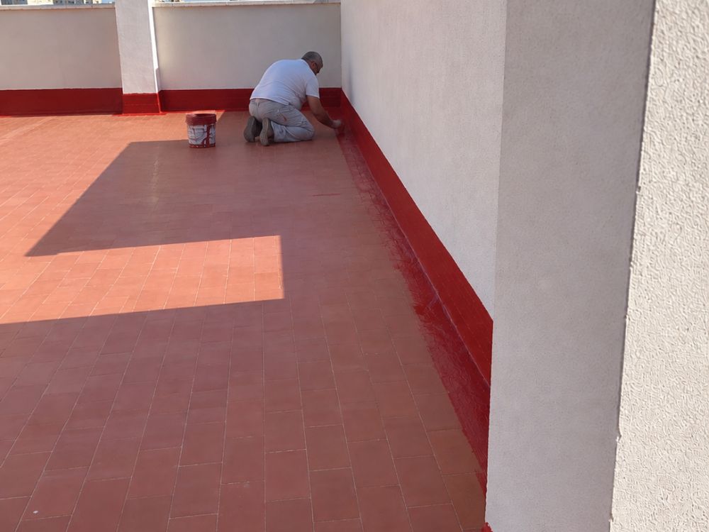 Terraza con el pavimento todavía sin tratar mientras se sella el encuentro con el peto