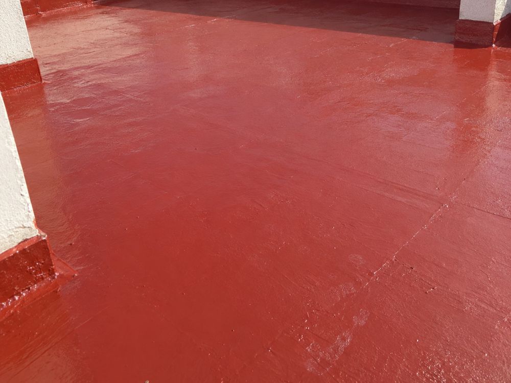 La misma clase de terraza ya impermeabilizada, con la membrana cubriendo toda la superficie y los rodapiés