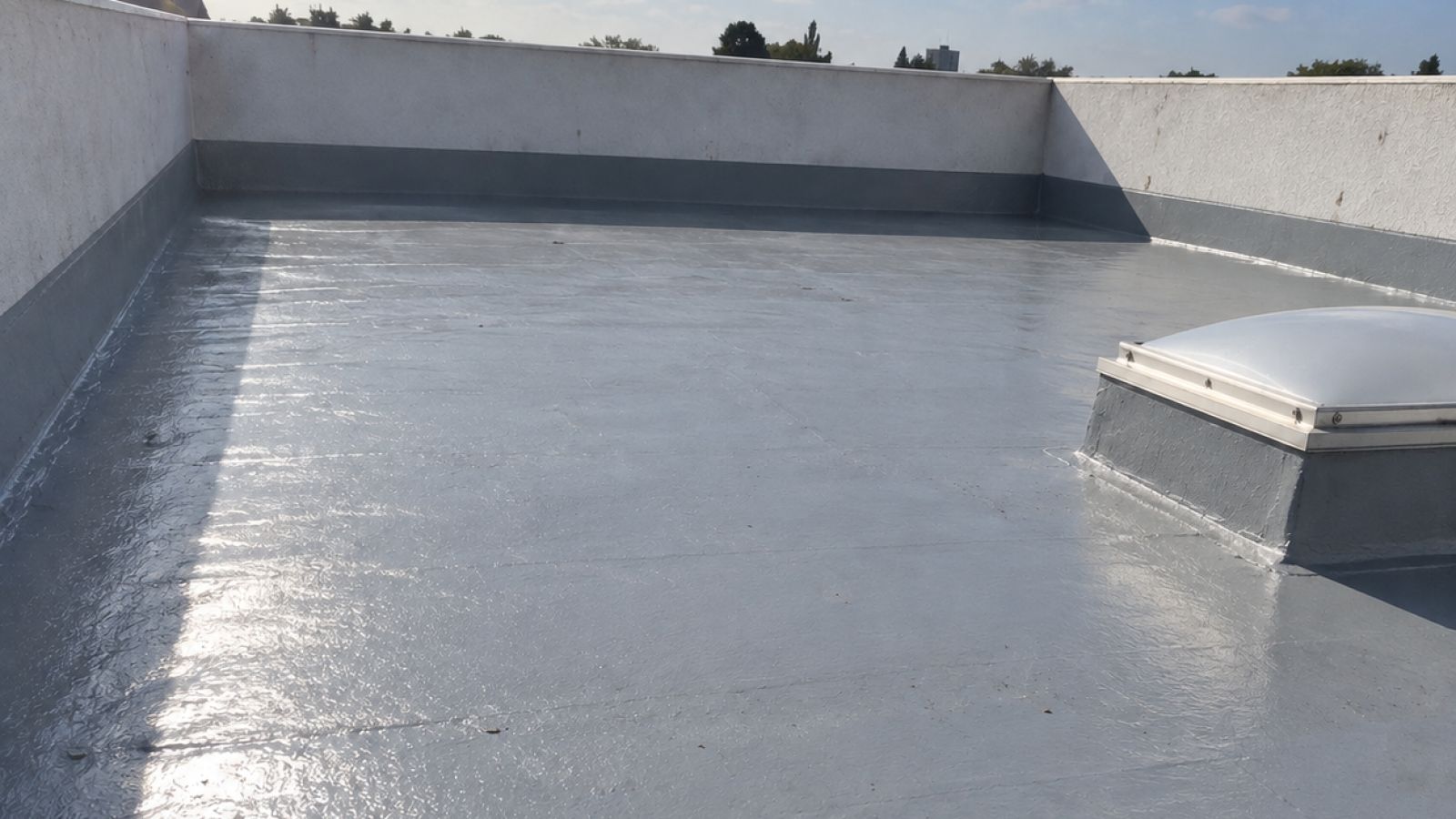 Azotea de un edificio impermeabilizada por Pinturas Pizarro, con el peto y el lucernario sellados