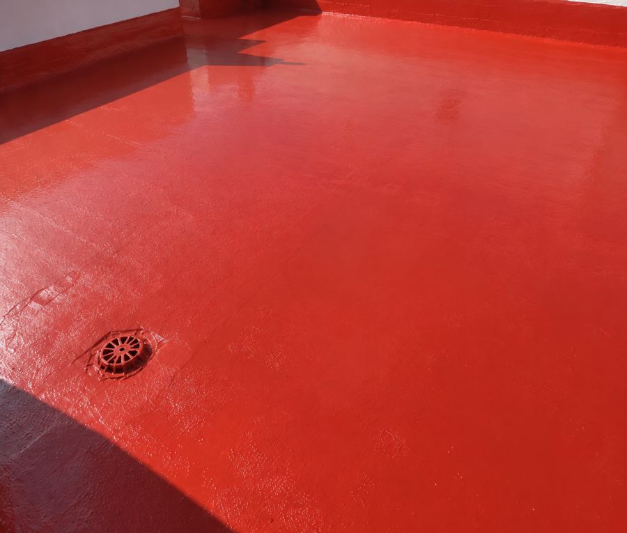 Terraza impermeabilizada en rojo con la membrana sellada alrededor del sumidero