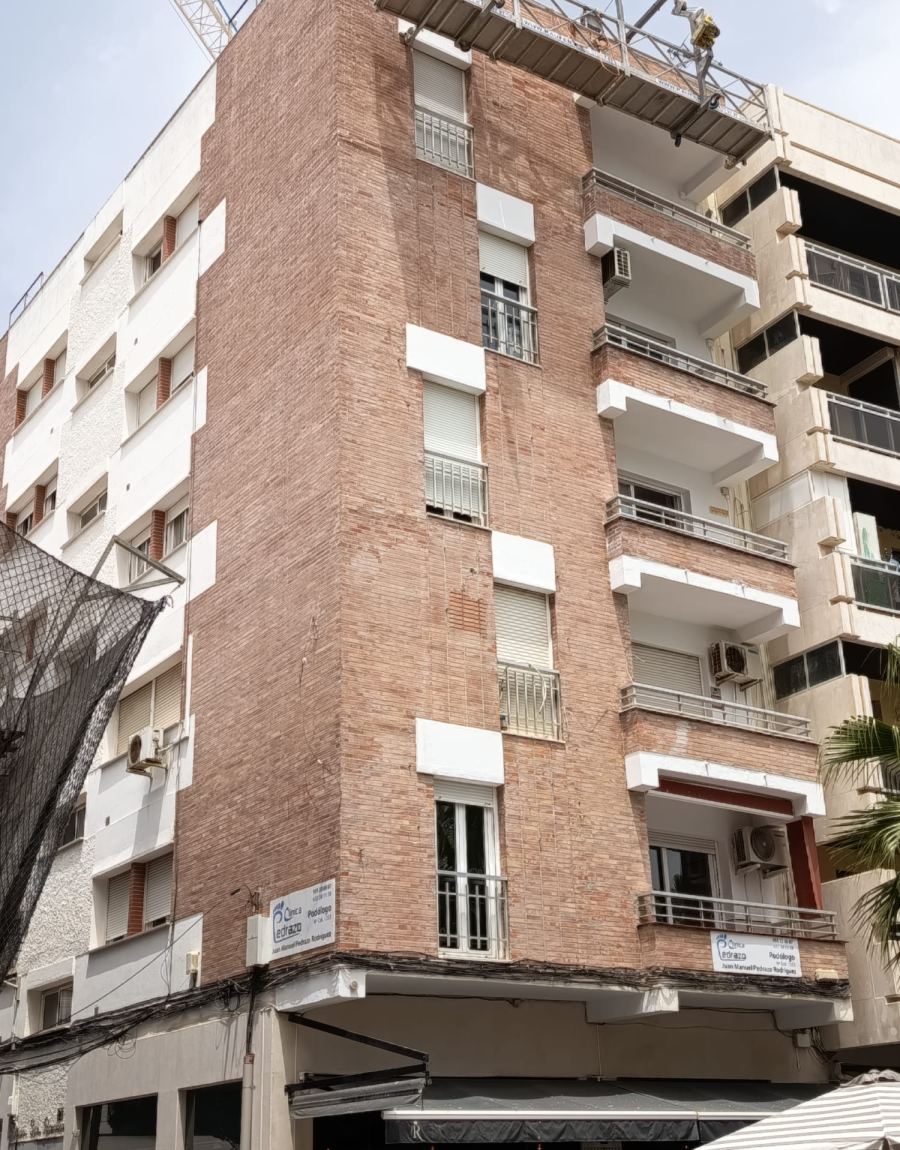 Fachada de un edificio de viviendas rehabilitada por Pinturas Pizarro