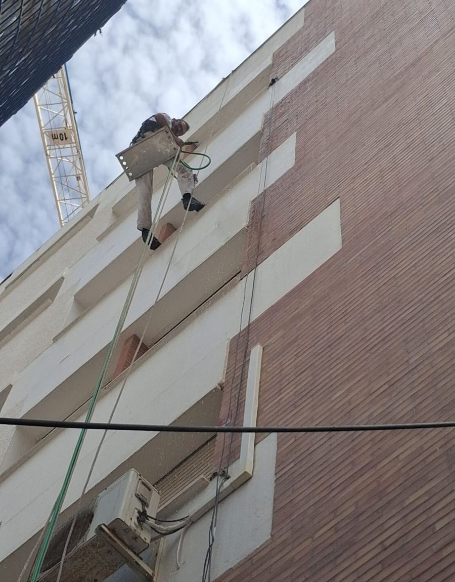 Pintura en altura de una fachada sin andamios