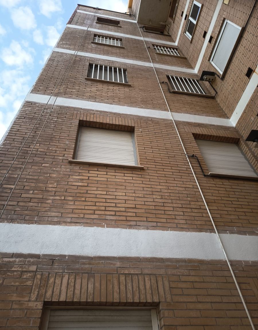 Reparación de una fachada de ladrillo visto con acceso por cuerdas