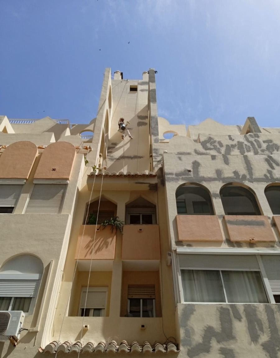 Saneado y pintura de la fachada de un edificio