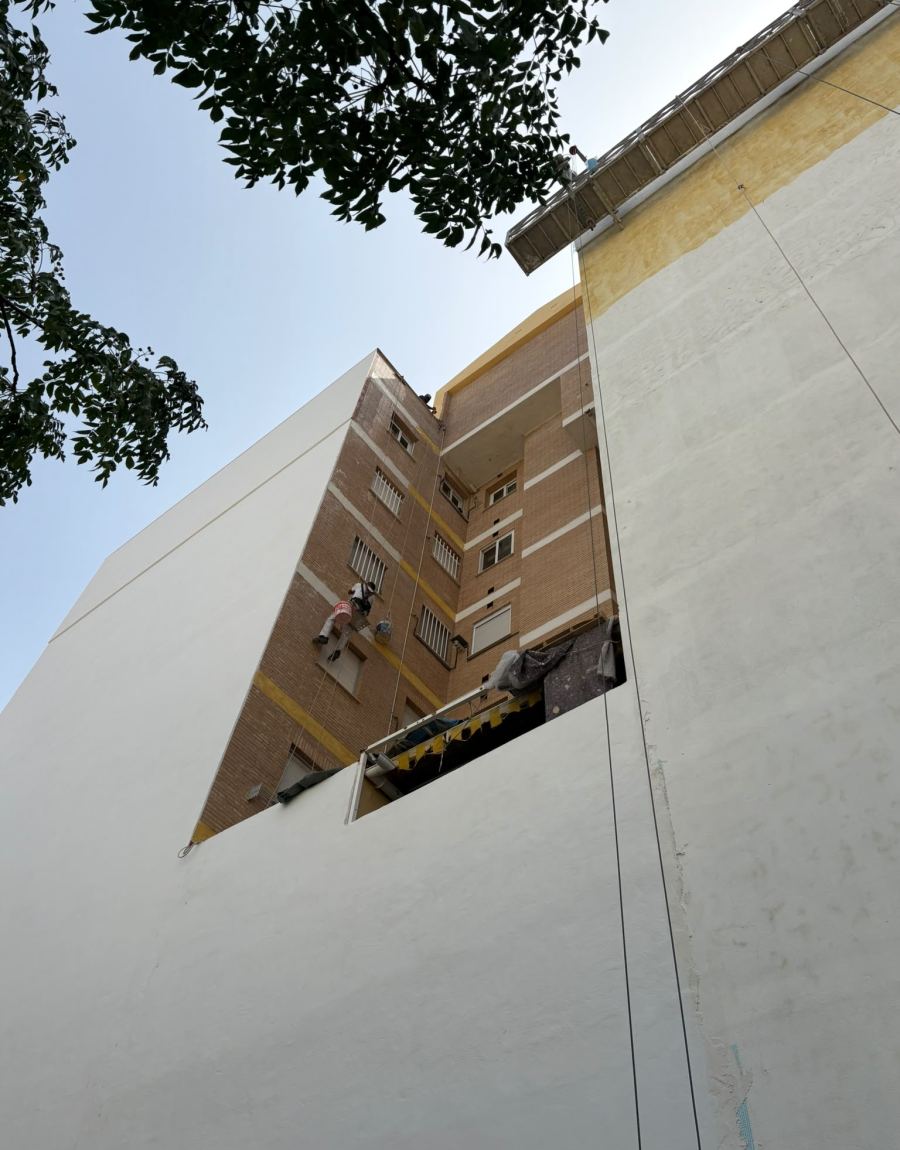 Medianera de un edificio pintada por Pinturas Pizarro