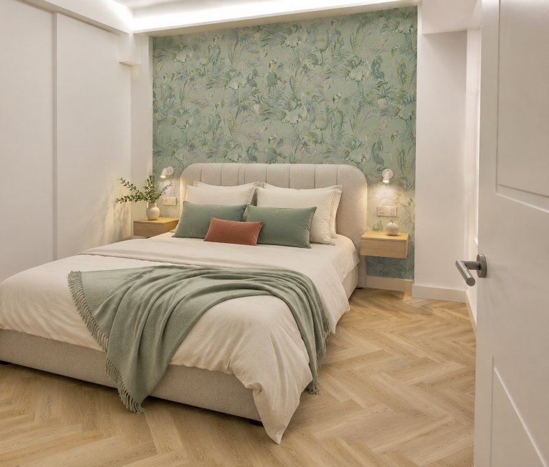 Dormitorio con papel pintado colocado por Pinturas Pizarro y el resto de paredes en blanco